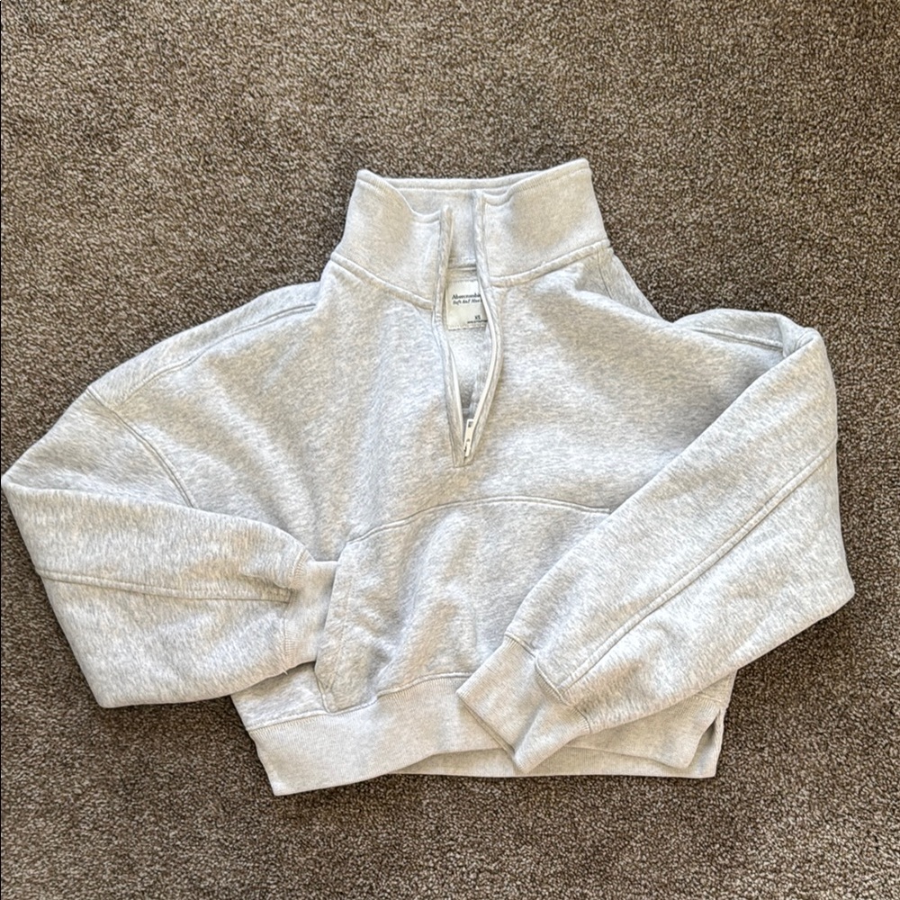 Abercrombie & Fitch Heather Gray Cropped Sweatshirt